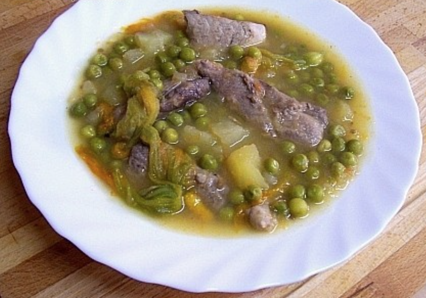 Ensalada de vegetales con estofado de melva con guisantes